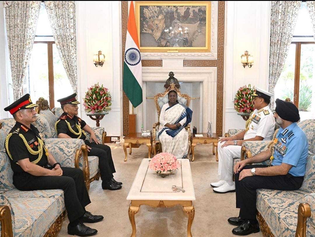 राष्ट्रपति द्रौपदी मुर्मू से मिले सीडीएस और तीनों सेनाओं की चीफ, ऑपरेशन सिंदूर की दी जानकारी
