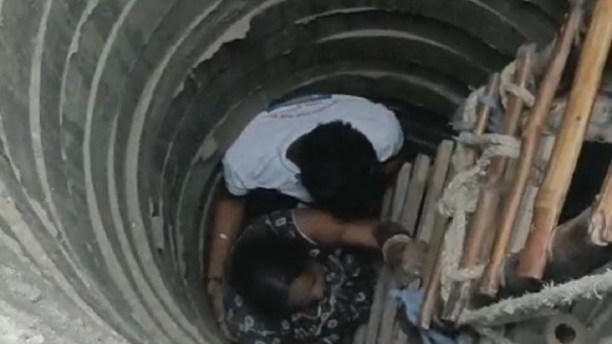 Begusarai News : 25 फीट गहरे टंकी में गिरी महिला, युवक ने बाहर निकाला, चल रहा इलाज