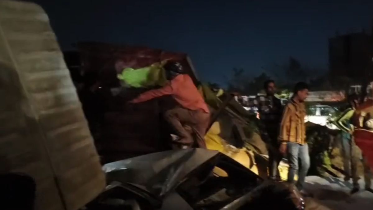 भीषण सड़क हादसा: तेज रफ्तार कंटेनर बेकाबू होकर कार और बाइक पर पलटा, 2 की मौत 3 गंभीर घायल 
