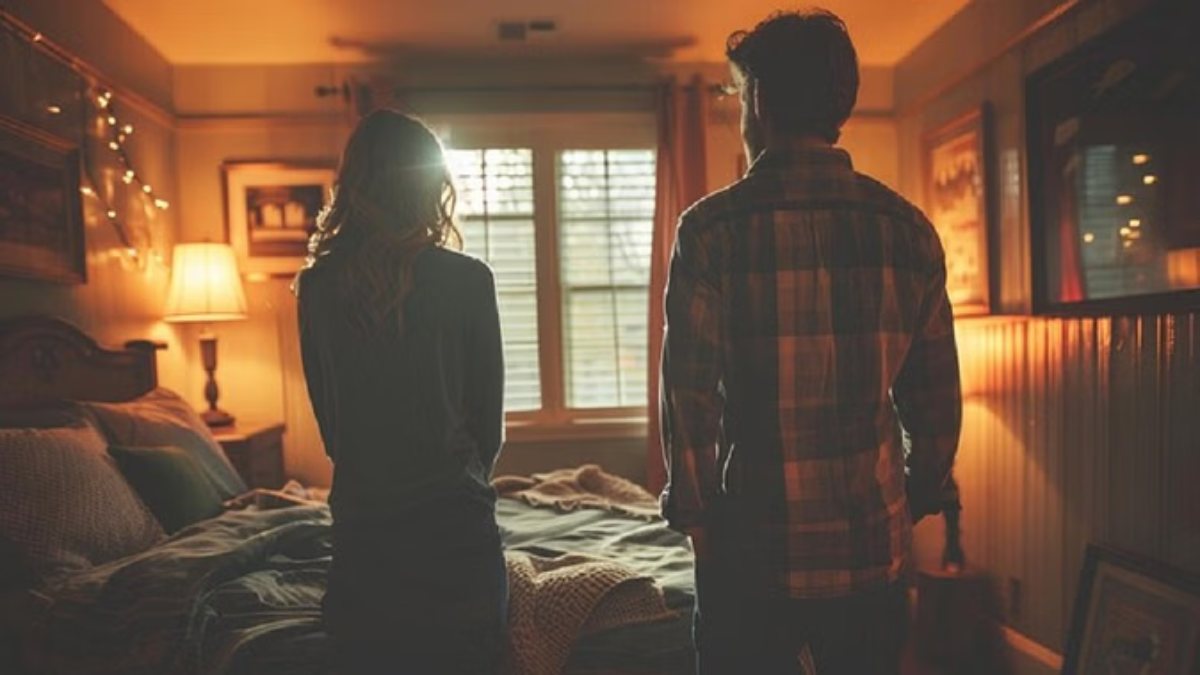 बेडरूम में डर्टी गेम: युवक के साथ रंगरेलियां मना रही थी पत्नी, तभी आ धमका पति, फिर जो हुआ…