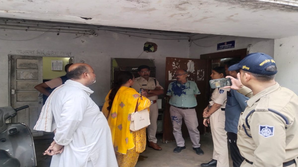 नायब तहसीलदार पर महिला ने फेंकी स्याही: तहसील कार्यालय में किया जमकर हंगामा, देखकर कर्मचारियों के उड़े होश   