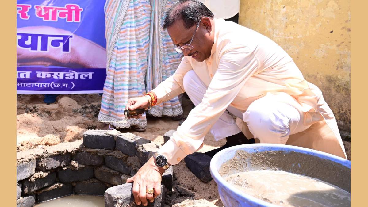 सीएम साय ने राजमिस्त्री बनकर सोखता गड्ढे के लिए की ईंट जोड़ाई, पानी बचाने के लिए जल संचयन वाहिनी के कार्यों की सराहना