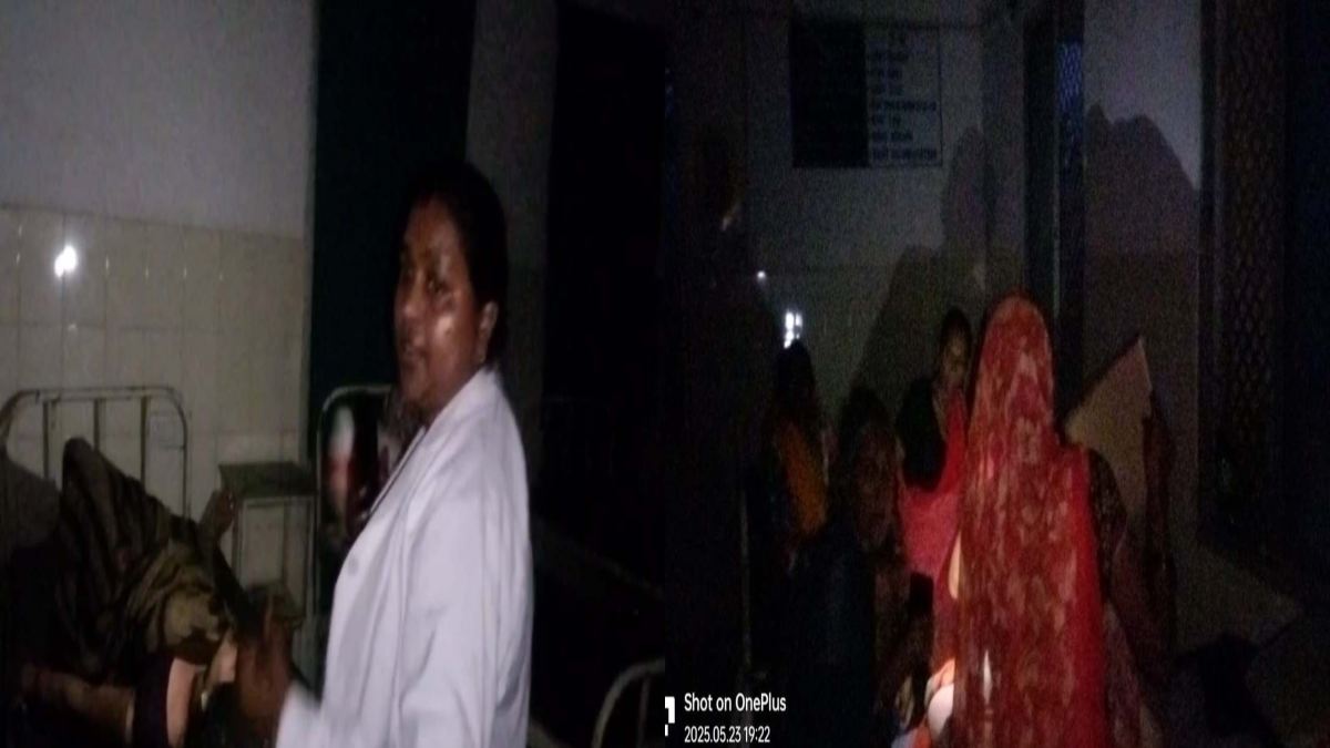 ‘अंधेरे’ में इस जिले की स्वास्थ्य व्यवस्था! अस्पताल में बिजली गुल, जनरेटर होने के बाद भी टॉर्च से किया इलाज