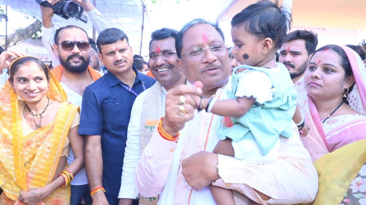 बच्चा-बच्चा जानता है PM और CM का नाम: सीएम साय ने समाधान शिविर के दौरान आंगनबाड़ी का किया औचक निरीक्षण, नन्हें बच्चों के साथ बिताया समय, प्यार, दुलार के साथ बांटी टॉफियां…