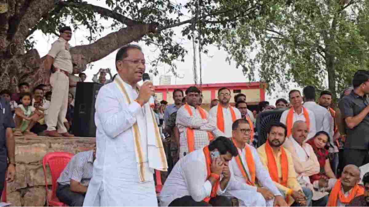 सुशासन तिहार : मुख्यमंत्री ने बरगद पेड़ के नीचे लगाई जनचौपाल, ग्रामीणों को दी ये सौगातें…