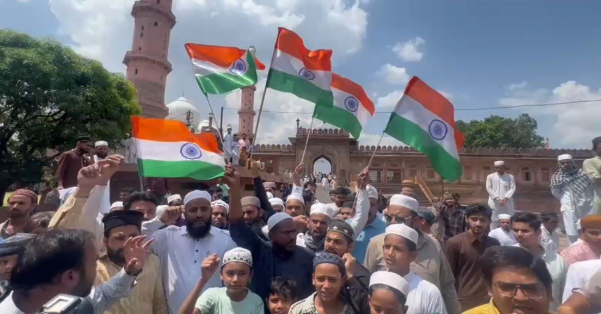 भारत की जीत के लिए भोपाल में विशेष दुआ: जुमा नमाज के बाद हाथों में तिरंगा लेकर निकले, पाकिस्तानियों से लड़ने के लिए बॉर्डर पर भेजने की मांग