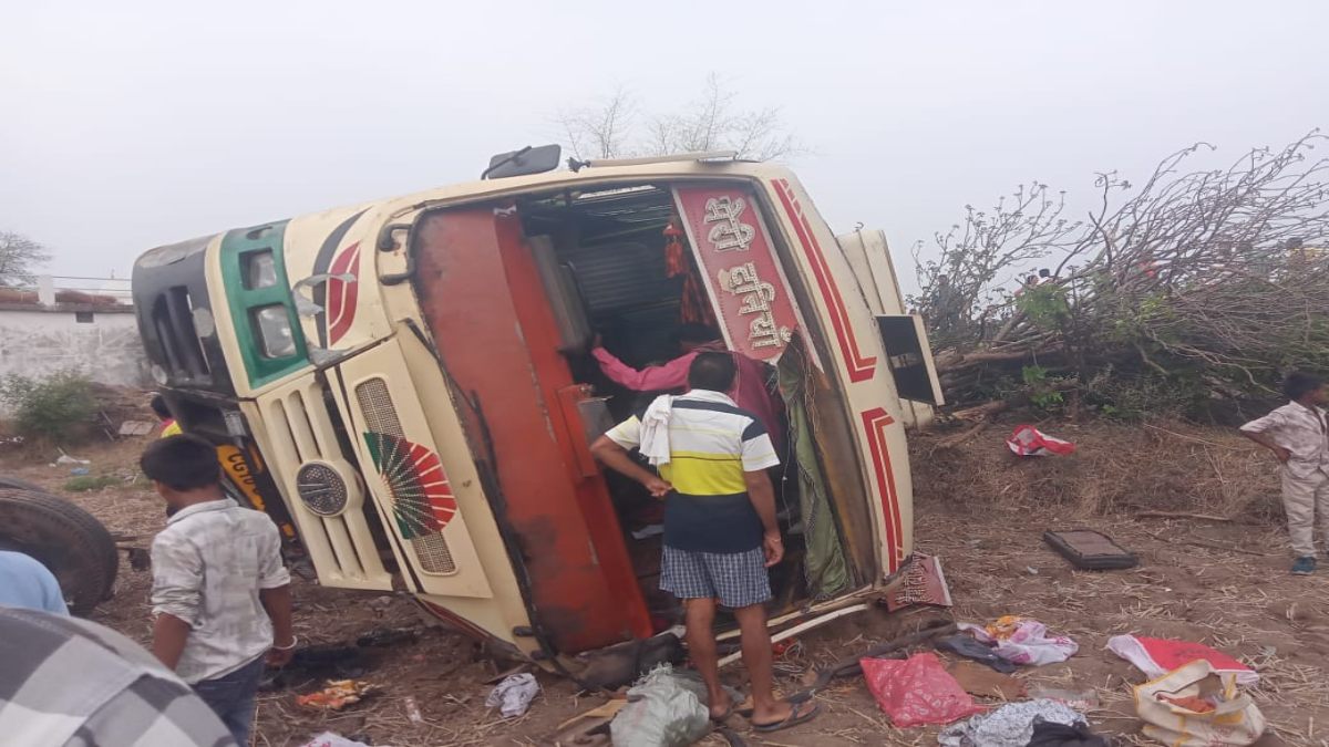 CG Bus Accident : अनियंत्रित होकर खेत में पलटी बस, घायल यात्रियों को ग्रामीणों ने पहुंचाया अस्पताल