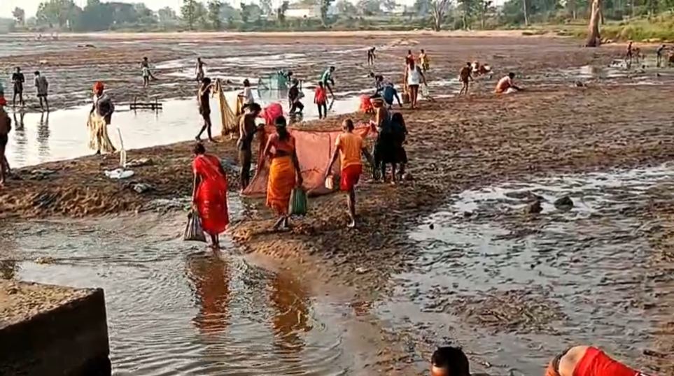 CG News : एनिकट का गेट खुलने से बहा नदी में स्टोर किया गया पानी, जल संकट की आशंका