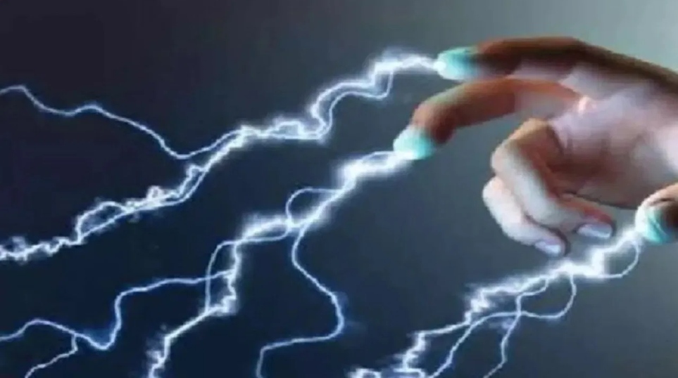 खेत में काम के दौरान बड़ा हादसा, 11kV तार की चपेट में आने से बुरी तरह झुलसे हार्वेस्टर चालक समेत तीन लोग, इलाज जारी