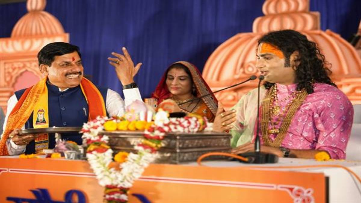 भागवत कथा में शामिल हुए सीएम डॉ मोहन: अनिरूद्धाचार्य जी महाराज से लिया आशीर्वाद, कथावाचक ने मुख्यमंत्री के कार्यशैली की तारीफ की