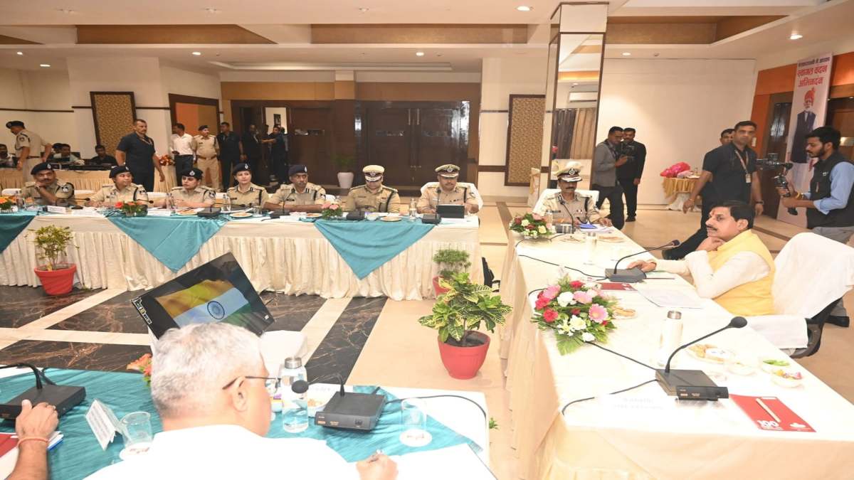 Jabalpur में CM डॉ मोहन ने की कानून व्यवस्था की समीक्षा: नक्सलवाद को लेकर हुई अहम चर्चा, मुख्यमंत्री ने दिए ये निर्देश