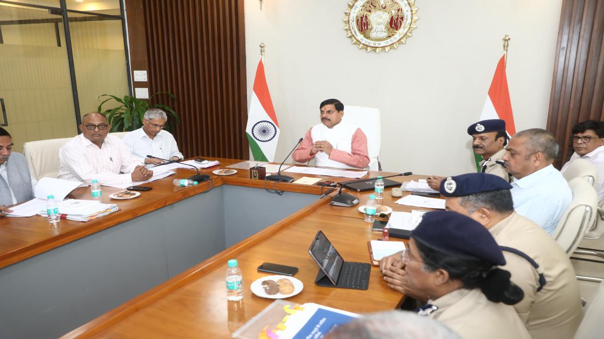 अपराधों पर नियंत्रण के लिए सख्त एक्शन लें पुलिस, CM डॉ मोहन ने बैठक में दिए निर्देश, कहा- जो अधिकारी प्रभावी कार्रवाई नहीं करेंगे वे मैदान में नहीं दिखेंगे