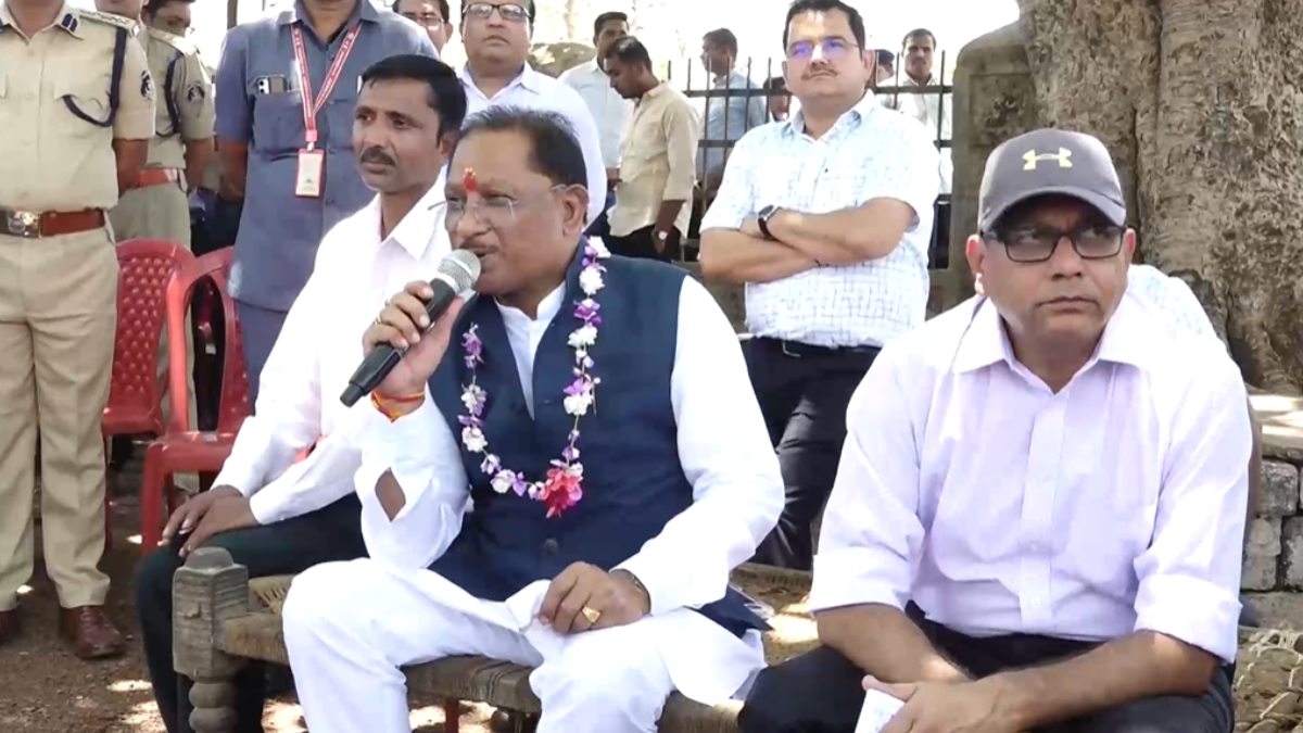 सुशासन तिहार 2025 : बेमेतरा जिले के सहसपुर में उतरा सीएम साय का हेलीकॉप्टर, बरगद पेड़ के नीचे लगाई चौपाल, दी ये सौगातें