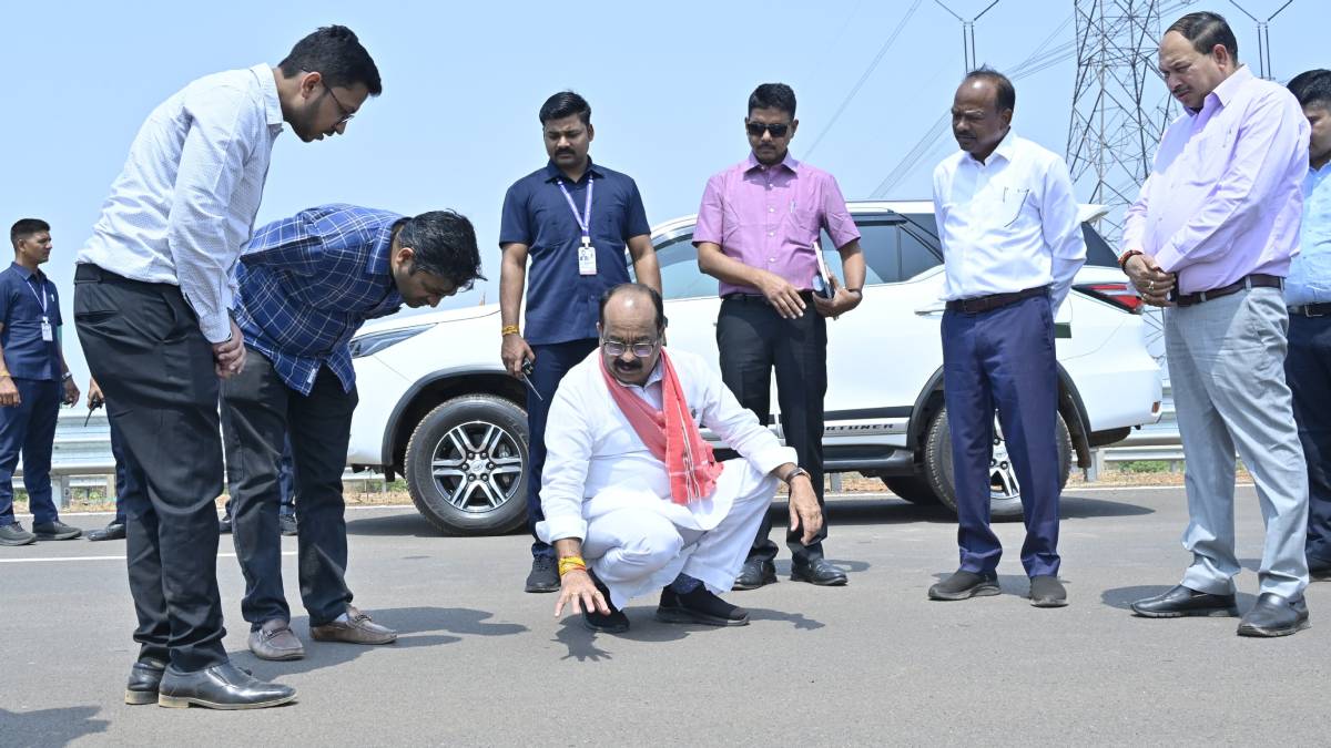 डिप्टी सीएम अरुण साव ने भारतमाला परियोजना के निर्माण का किया औचक निरीक्षण, अधिकारियों से गुणवत्ता की ली जानकारी, कहा- एक्सप्रेसवे से छत्तीसगढ़ की जनता को होगा बड़ा लाभ