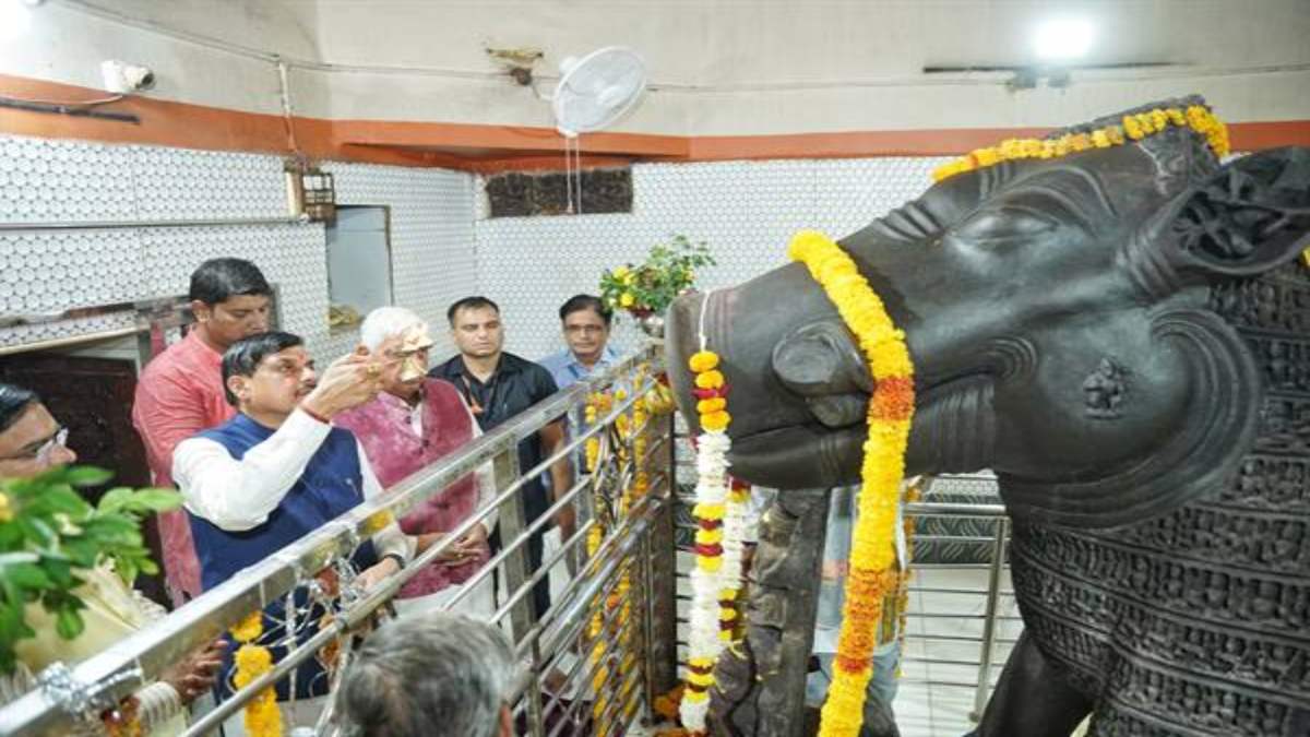 CM डॉ मोहन ने भगवान विष्णु वराह के किए दर्शन: मंदिर में की पूजा-अर्चना, प्रदेशवासियों की सुख-समृद्धि की कामना की