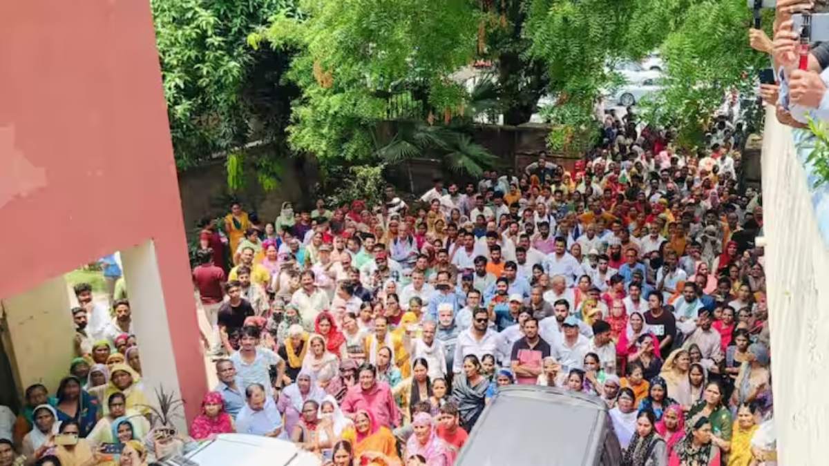 दिल्ली: पानी की किल्लत पर महिलाओं का हल्ला बोल, जल बोर्ड कार्यालय पर मटका फोड़ प्रदर्शन