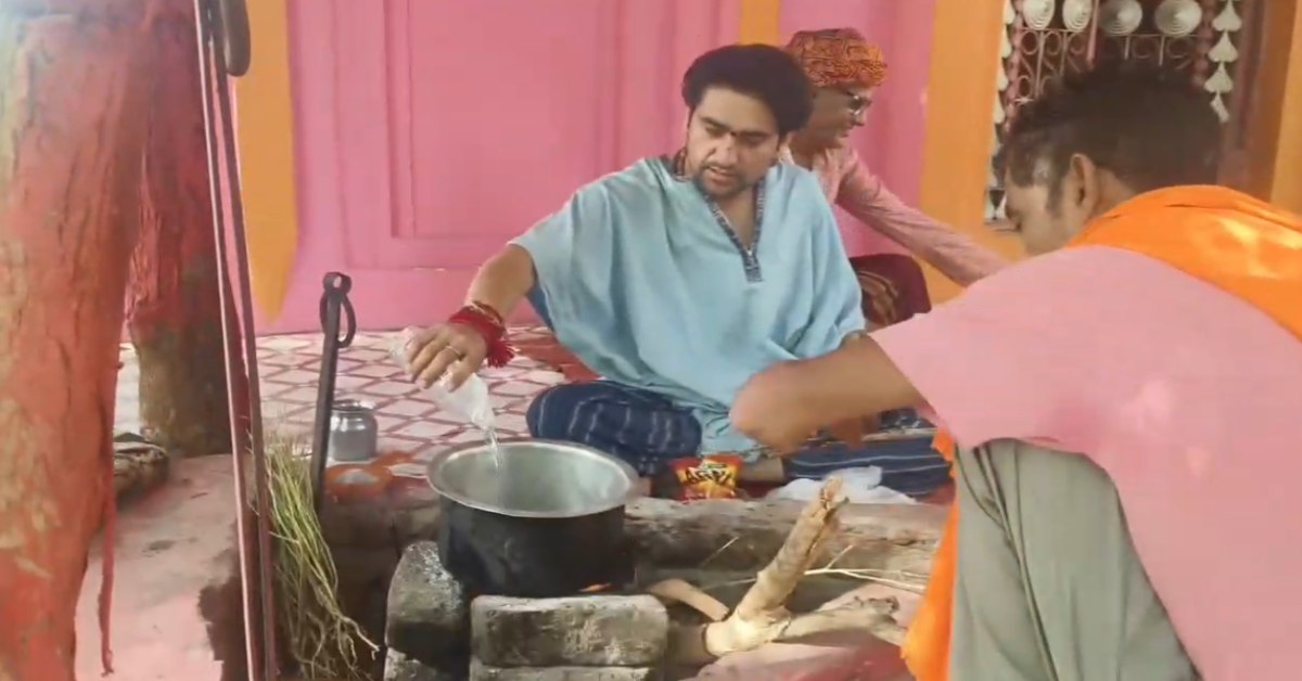 बाबा बागेश्वर का अनोखा अंदाज: ईंट के चूल्हे पर बनाई चाय, कहा- गैस पर बनी चाय से बनती हैं गैस, VIDEO वायरल