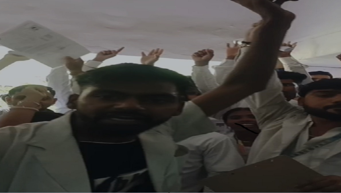 ग्वालियर के महाराजा मानसिंह कॉलेज में नर्सिंग परीक्षार्थियों का हंगामा: GNM छात्रों को गलत पेपर बांटने पर भड़के छात्र, कॉलेज प्रबंधन के बीच हुई झूमाझटकी