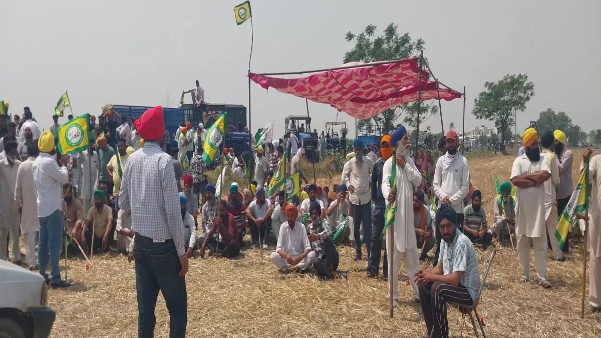 अधिकारी पहुंचे जमीन पर कब्जा हटवाने, किसानों ने बड़ी संख्या में किया विरोध