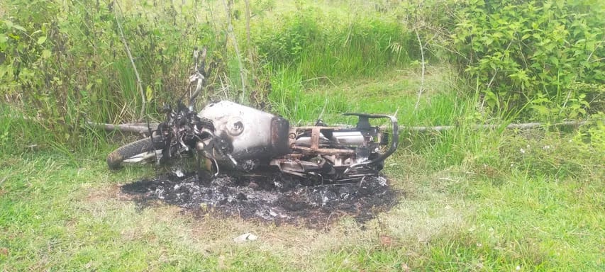 हाईवे पर खौफनाक वारदात… लुटेरों ने पहले यात्रियों पर ब्लेड से किया हमला फ़िर बाइक में लगाई आग