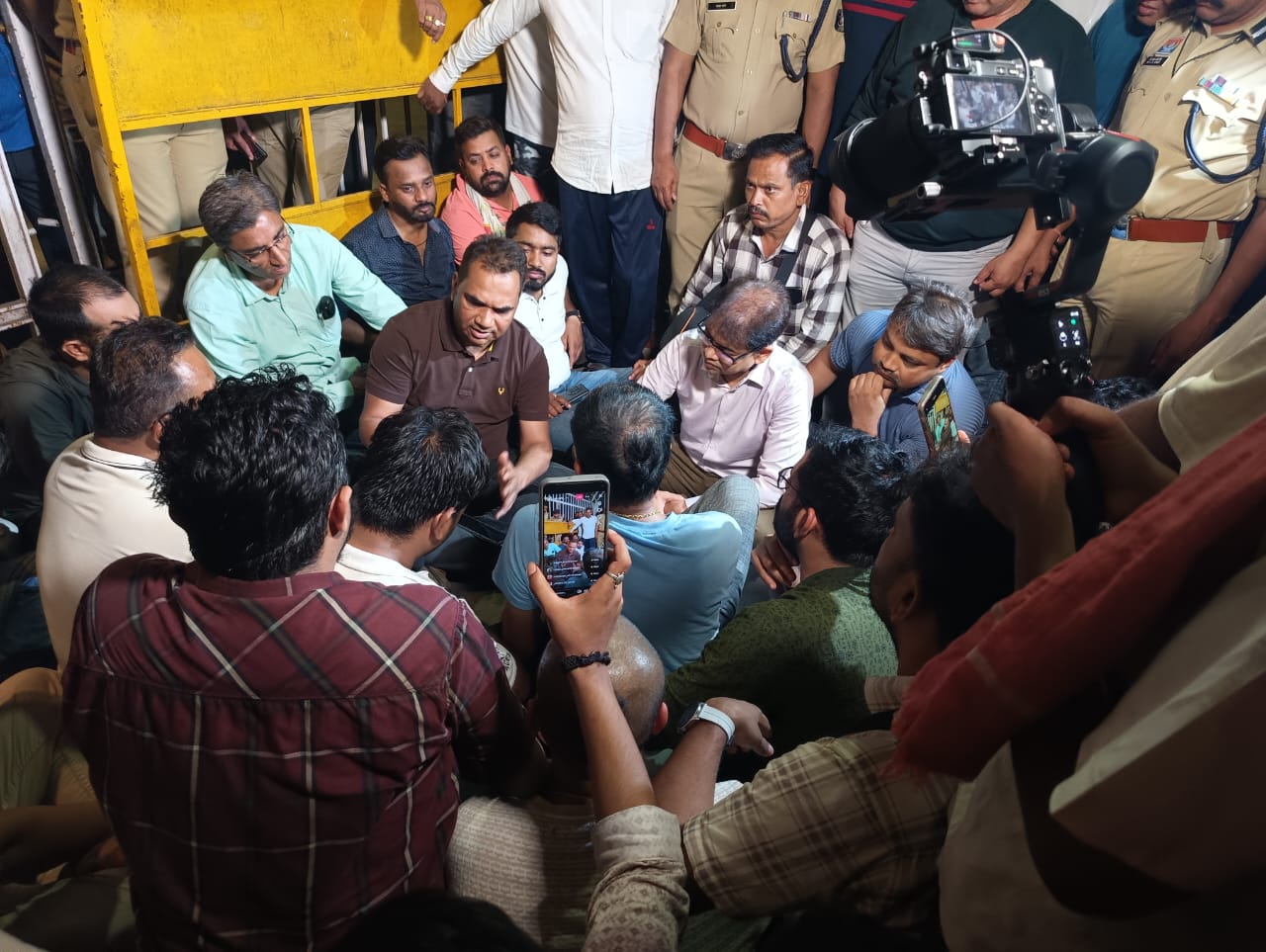 प्राइवेट कंपनी के बाउंसरों की गुंडागर्दी, गुंडे वसीम ने पत्रकारों को दी जान से मारने की दी धमकी, पत्रकार को कहा- चेहरा देख लिया हूं, गोली मारकर करवा दूंगा हत्या, कार्रवाई नहीं होने पर पत्रकार पहुंचे सीएम हाउस