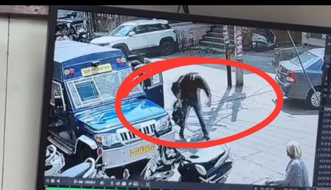 बैंक से पैसा ले जाते वक्त हुआ बड़ा हादसा,12 बोर की राइफल गिरी हाथ से और चली गोली