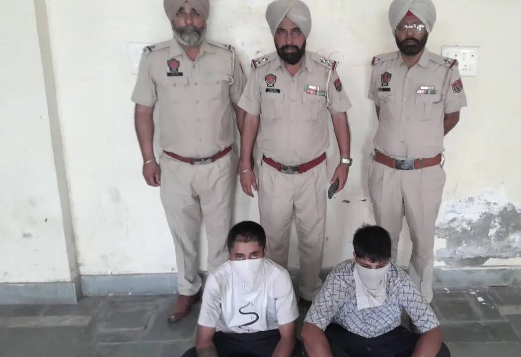 पंजाब : दो पाकिस्तानी जासूस गिरफ्तार, जिंदा कारतूस समेत कई हथियार बरामद