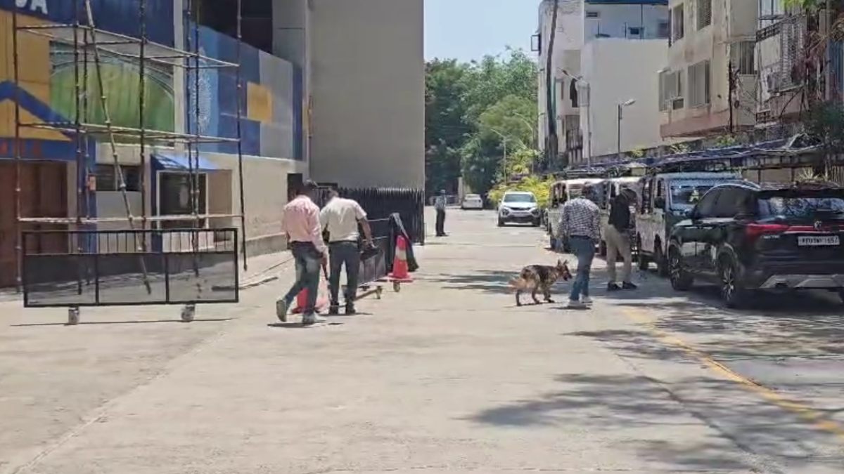 इंदौर के होलकर स्टेडियम को फिर मिली बम से उड़ाने की धमकी, ईमेल में लिखा- समय रहते Stadium को बचा लें, वरना…  