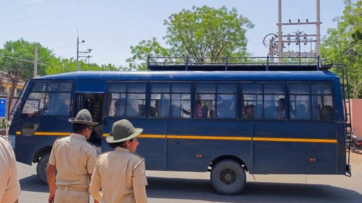 अवैध बांग्लादेशियों के खिलाफ ताबड़तोड़ एक्शन, दिल्ली पुलिस ने छह महीने में 800 को डिपोर्ट किया, 900 लाइन में, 160 भेजने की कार्रवाई अंतिम चरण में