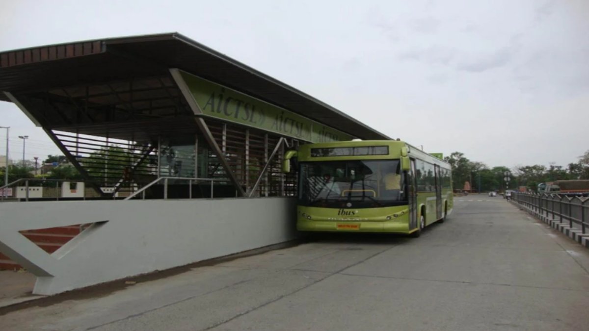 Indore में BRTS हटाने की कार्रवाई रुकी: हाईकोर्ट के आदेश पर आधी रात को लिया था एक्शन, फिर 100 मीटर चलने के बाद लग गया ब्रेक