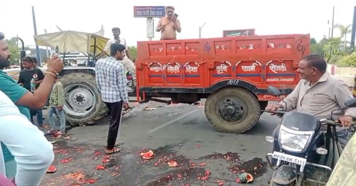 कपड़े उतारे और रोड पर फेंक दिया तरबूज: किसान ने निगम की कार्रवाई का जताया विरोध, VIDEO वायरल