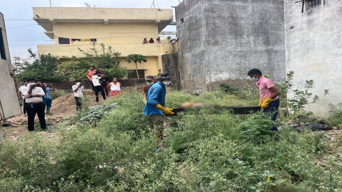 झाड़ियों में सिर कटी लाश मिलने से सनसनी: धड़ से हाथ-पैर और तन से सिर जुदा कर की गई हत्या, खौफनाक मंजर देख पुलिस के भी उड़े होश 