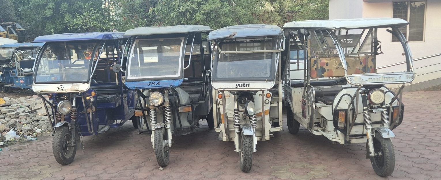 जबलपुर में ई-रिक्शा चोरी करने वाले गिरोह का पर्दाफाश, अपने ही चार्जिंग स्टेशन पर बेचते थे चुराए हुए ई रिक्शा का सामान, पुलिस ने दो भाइयों को दबोचा  