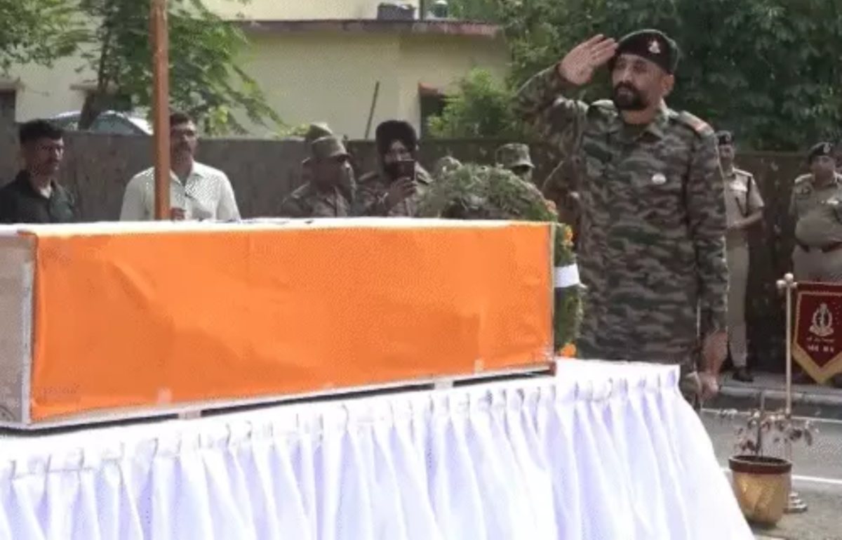 J&K Encounter: जम्मू-कश्मीर के किश्तवाड़ में 24 घंटे से आतंकियों के साथ जवानों का एनकाउंटर जारी, एक जवान शहीद, इधर SIA ने 17 जगहों पर मारा छापा
