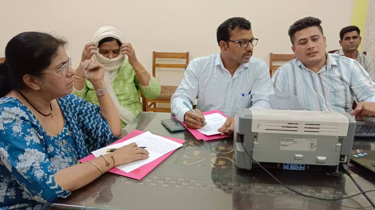 जिला अस्पताल में लोकायुक्त का छापा: महिला अधिकारी को 4 हजार की रिश्वत लेते पकड़ा, RTI की जानकारी देने के बदले मांगी थी घूस