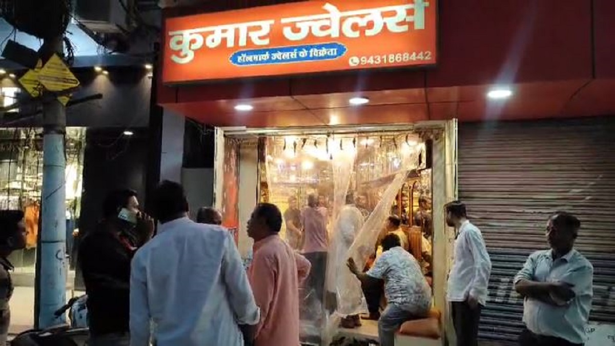 Katihar Theft Case : कटिहार में पलक झपकते ही वो शातिर दुकान में ग्राहक बन कर बदल लेता था आभूषण