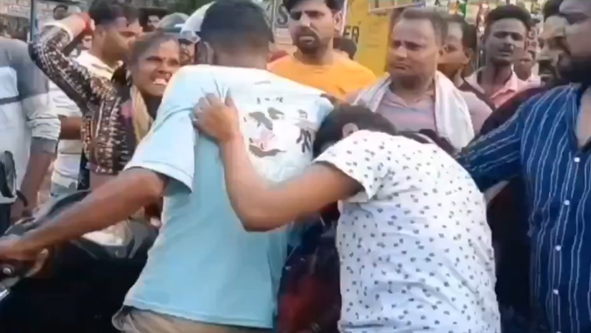 चाऊमीन खाते पकड़ा गया बेटा, मां ने गर्लफ्रेंड के सामने बीच सड़क पर की जमकर पिटाई, देखें VIDEO