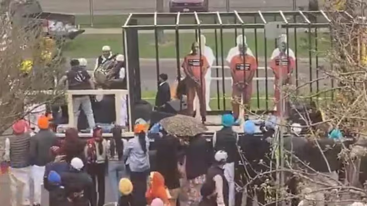 खालिस्तानियों की सनकः पिंजरे में पीएम मोदी समेत अन्य भारतीय नेताओं के पुतले लगाकर निकाली एंटी हिंदू परेड, देखें वीडियो