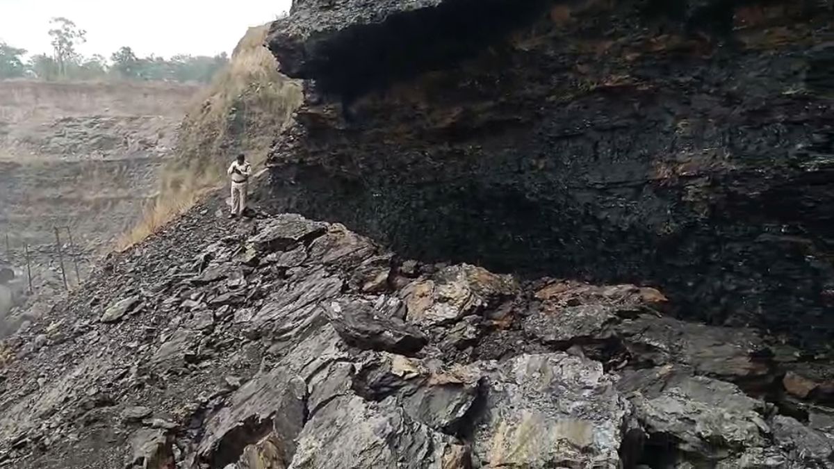 Coal Mine Collapse : कोयला चोरी करने पहुंचे थे तीन युवक, अचानक धसक गया खदान का बड़ा हिस्सा, दो युवक की दबने से मौत, शव को निकालने रेस्क्यू ऑपरेशन जारी