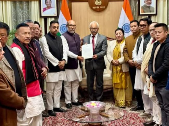 Manipur में सरकार गठन की कवायद तेज : NDA के 10 विधायकों ने की राज्यपाल से मुलाकात, 22 विधायकों के समर्थन का दावा