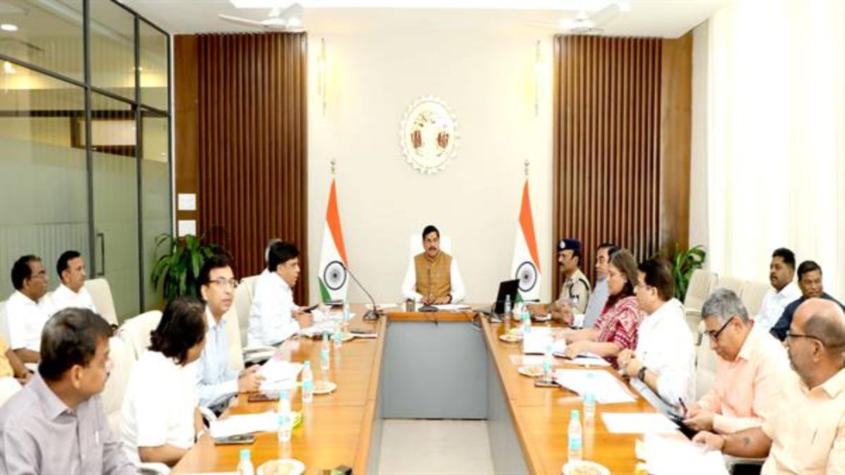 लापरवाही पर मोहन सरकार सख्त: मुख्यमंत्री ने दिव्यांग पेंशन रोकने वाले अफसर की वेतन वृद्धि रोकी, समाधान ऑनलाइन में  खुद सुने 14 मामले