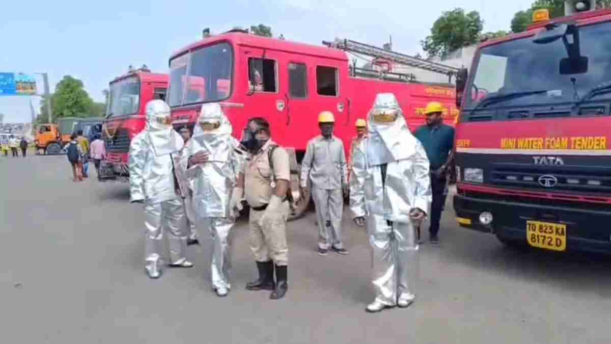 केमिकल वॉर जैसे हालात: स्कूल बस से टकराया अमोनिया गैस से भरा टैंकर, NDRF ने बच्चों को पहुंचाया मेडिकल कैंप, ग्वालियर में इस तरह हुआ मॉक ड्रिल 
