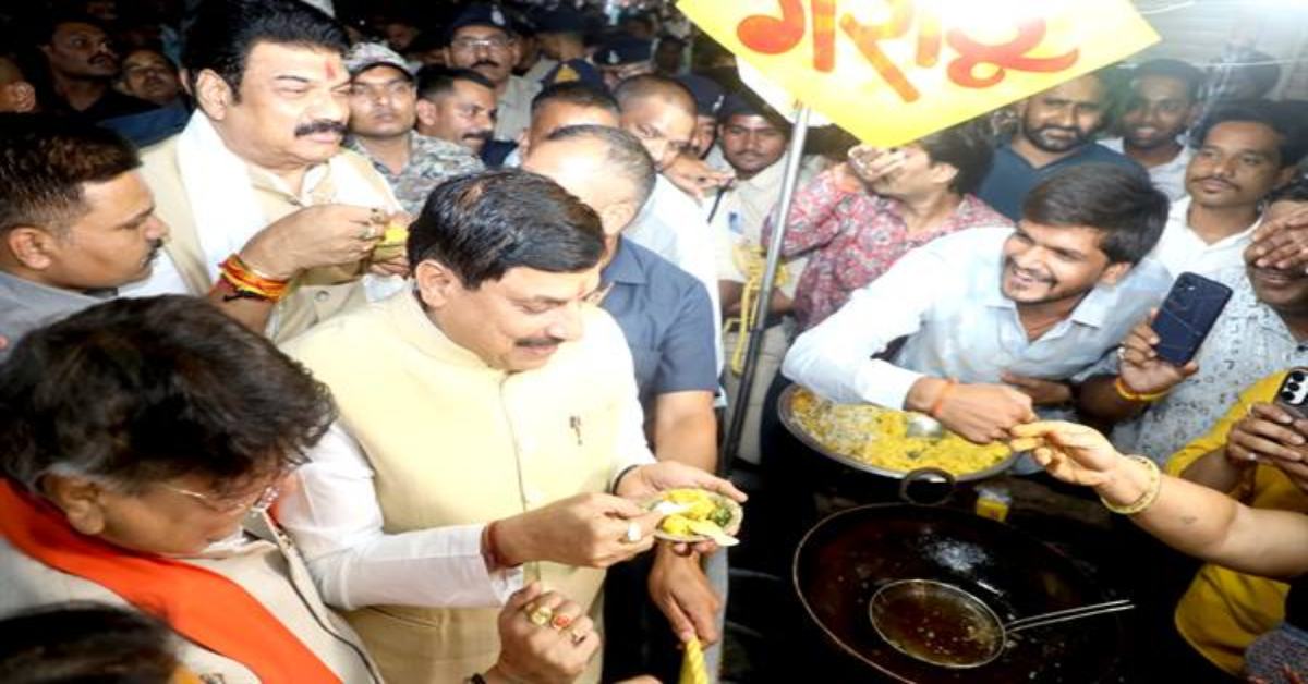 देर रात सराफा बाजार पहुंचे सीएम डॉ मोहन: चटपटे व्यंजनों का चखा स्वाद, इंदौरी कुल्हड़ की चाय भी पी