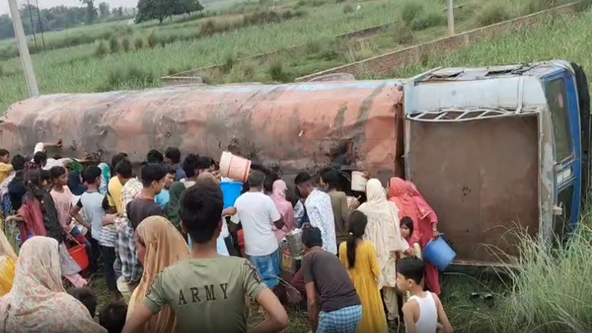 Motihari Tanker News : खेत में तेल से भरा टैंकर पलटा, बाल्टी-बाल्टी भरकर लूट ले गए ग्रामीण,  Video हुआ वायरल…