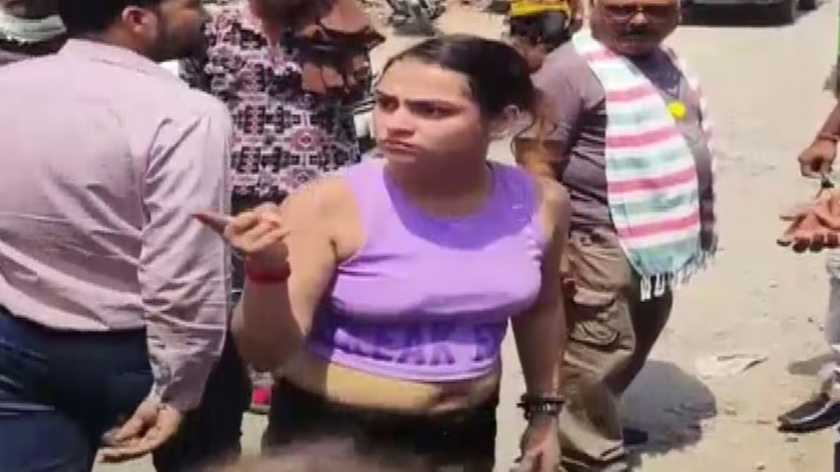 ‘मेरी गाड़ी को टक्कर क्यों मारी?’… नशे में टल्ली लड़की का बीच सड़क पर हंगामा, छीनी लड़कों की बाइक की चाबी, पुलिसकर्मियों से भी की बहस
