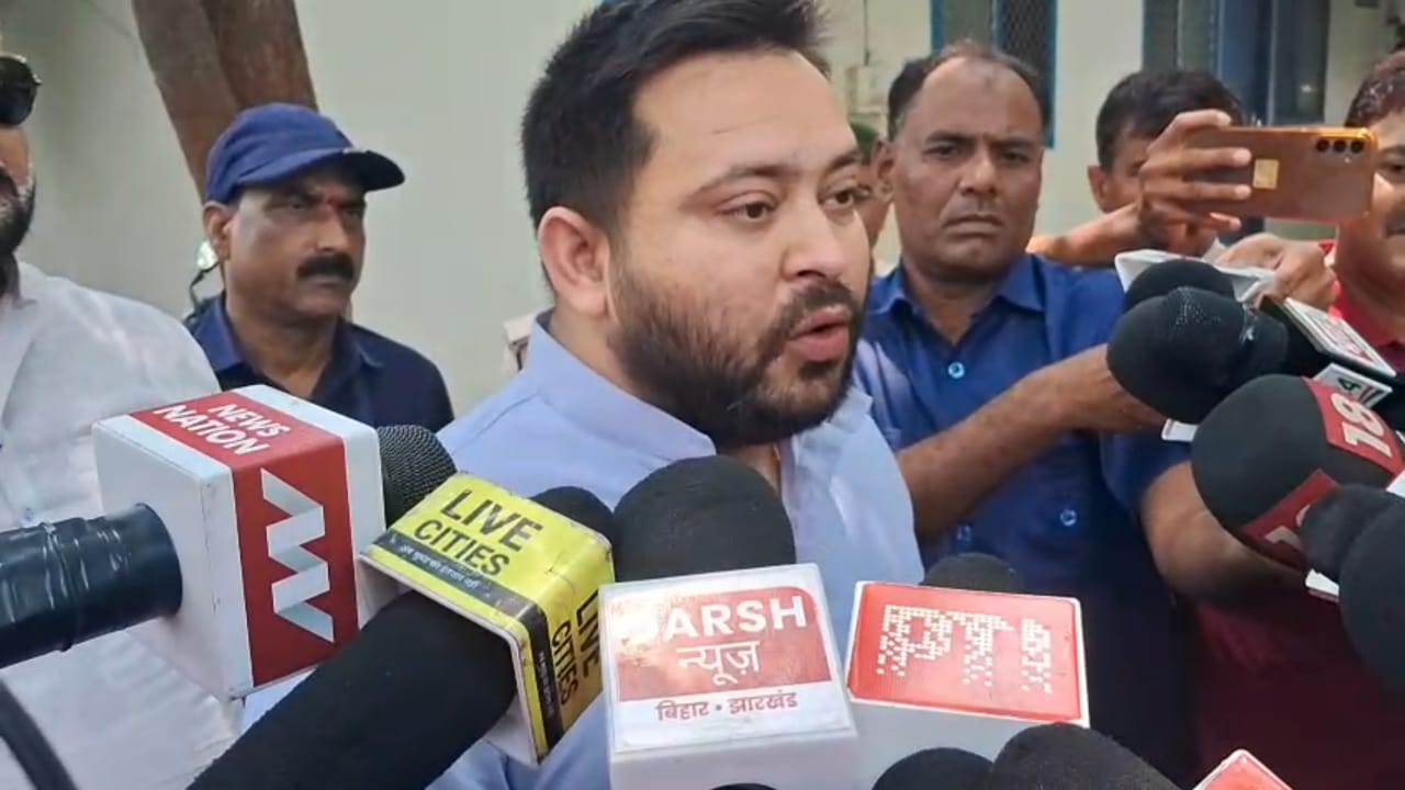 Bihar News: शहीद मोहम्मद इम्तियाज के घर जाएंगे तेजस्वी यादव, कहा- ‘जब कभी भी बॉर्डर पर युद्ध होगा या कुछ होगा, तो सबसे पहले बिहार के लोग ही पाकिस्तान से लोहा लेंगे’