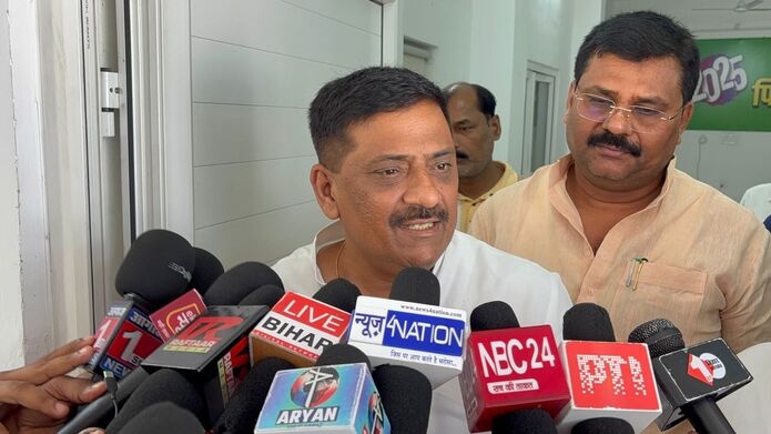 Bihar News: भारत-पाकिस्तान मामले पर जेडीयू सांसद संजय झा ने दिया बड़ा बयान, कहा- ‘हम लोगों ने अंदर घुसकर 100 से ज्यादा आतंकवादियों को मारा’