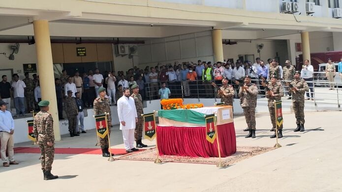 Bihar News: जम्मू कश्मीर में शहीद हुए जवान रामबाबू सिंह का पार्थिव शरीर पहुंचा पटना एयरपोर्ट, तेजस्वी यादव ने दी श्रद्धांजलि