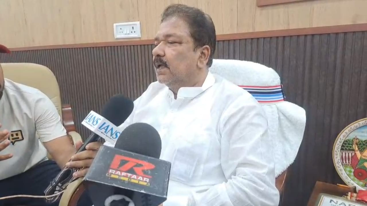 Bihar News: दिलीप जायसवाल ने राहुल गांधी पर बोला हमला, कहा- ‘राहुल गांधी और कांग्रेसियों का दिमाग खिसक गया है’