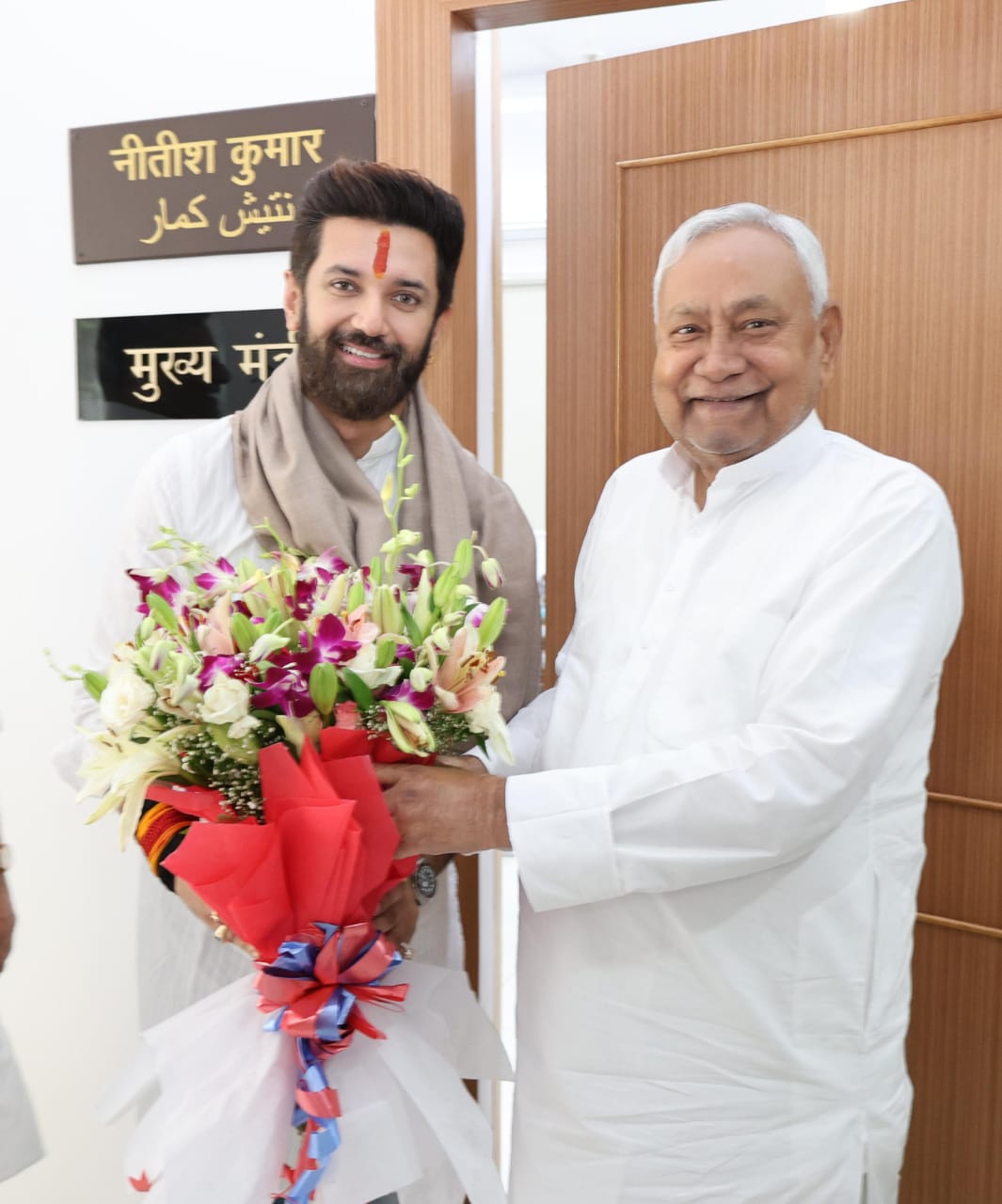 Bihar News: केंद्रीय मंत्री चिराग पासवान ने मुख्यमंत्री नीतीश कुमार से की मुलाकात, सोशल मीडिया पर फोटो शेयर कर दी जानकारी
